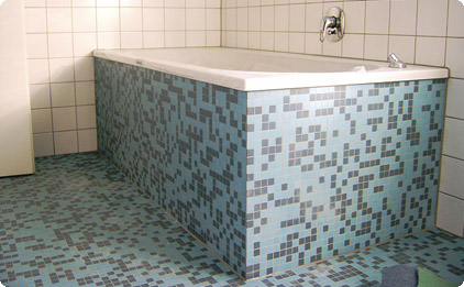 Fliesen legen mit Badewanne