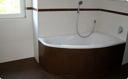 Fliesen legen mit Badewanne